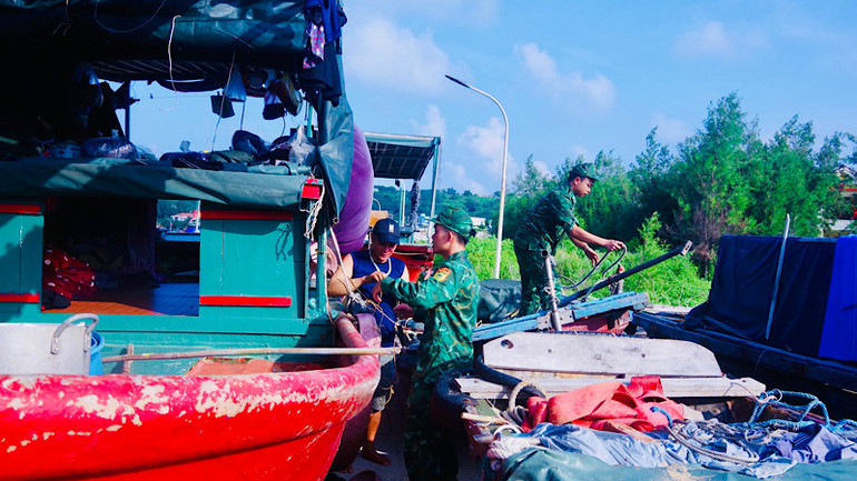 Lực lượng vũ trang giúp ngư dân neo đậu tàu cá tránh trú bão số 3.