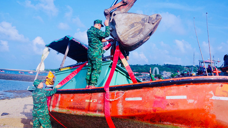 Lực lượng Bộ đội Biên phòng Bạch Long Vĩ đưa các phương tiện nhỏ lên bờ tránh bão.