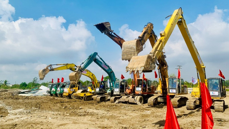 Nhà thầu tập trung máy móc, thiết bị triển khai thi công công trình.