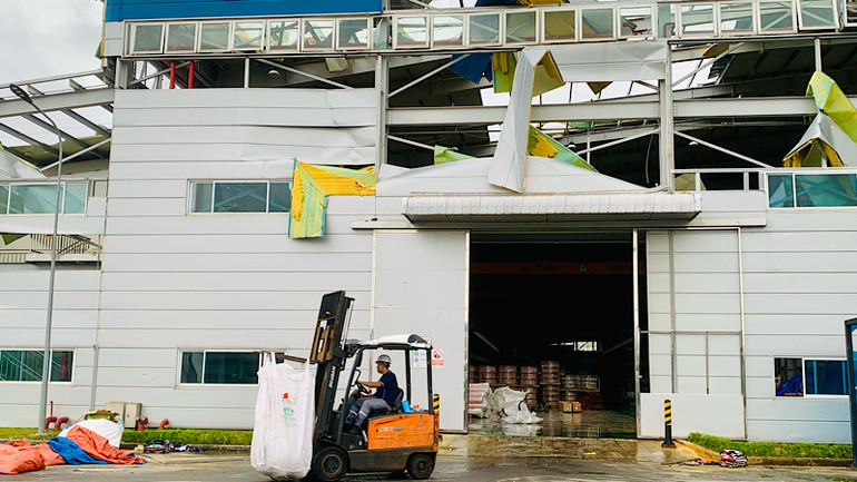Công nhân các doanh nghiệp đang khẩn trương khắc phục thiệt hại do bão để ổn định sản xuất.
