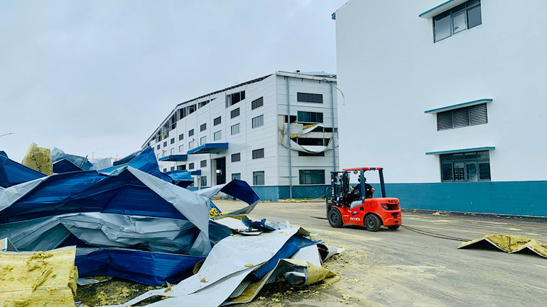 Một số nhà xưởng trong Khu công nghiệp bị tốc mái.