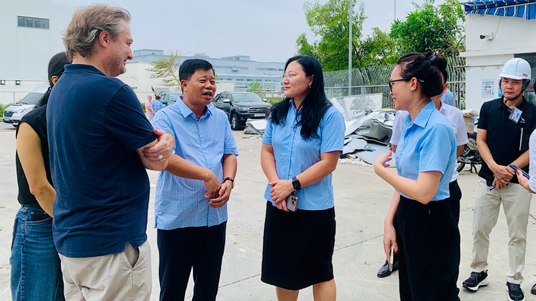 Lãnh đạo Ban Quản lý Khu Kinh tế Hải Phòng chia sẻ, động viên các doanh nghiệp.
