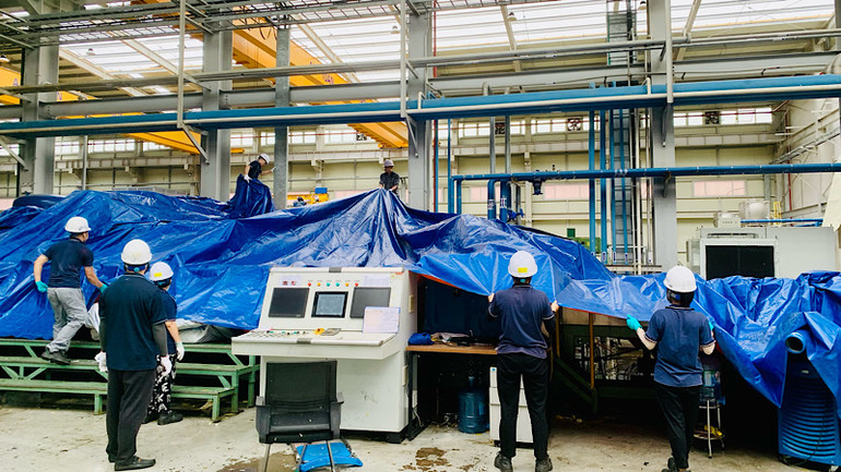 Công nhân Công ty LS Metal Vina đang khắc phục thiệt hại do bão để chuẩn bị sản xuất trở lại.