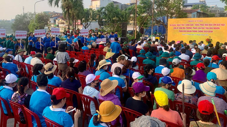 Quang cảnh phát động "Ngày thứ bảy cùng dân" ra quân khắc phục hậu quả bão số 3 tại quận Lê Chân.