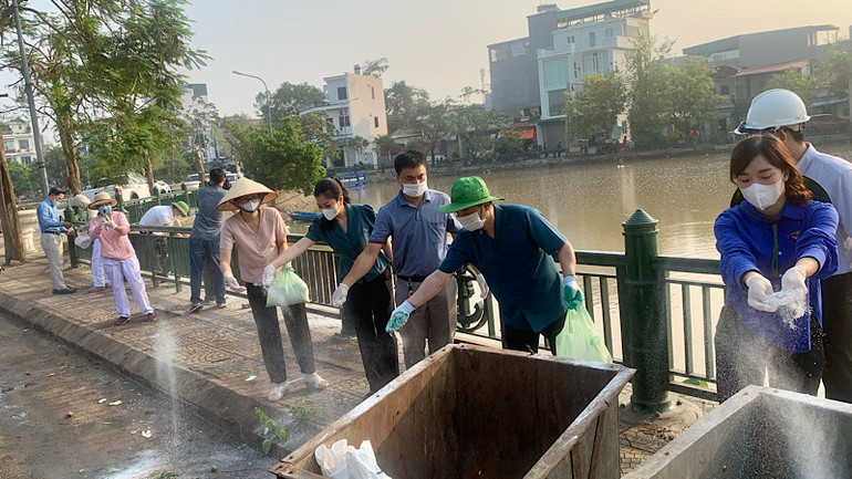 Tổ chức rắc vôi bột khử trùng tại quanh hồ Ông Báo-khu vực dễ phát sinh dịch bệnh.