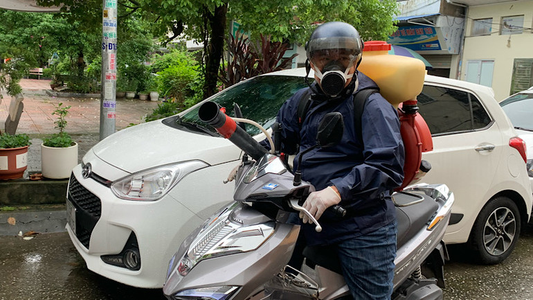 Lực lượng cơ động phun thuốc diệt muỗi ở các địa bàn.