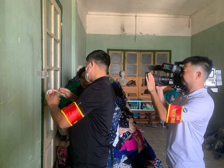 Lực lượng chức năng niêm phong nhà xưởng sau khi kiểm đếm tài sản.