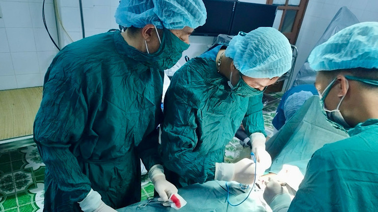 Các y bác sĩ tiến hành mổ cấp cứu cho ngư dân bị viêm ruột thừa cấp tại Trung tâm y tế quân dân y Bạch Long Vĩ.