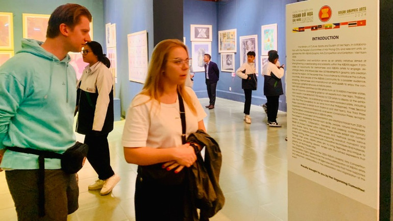 Nhiều du khách nước ngoài cũng tham dự triển lãm tranh đồ họa ASEAN.