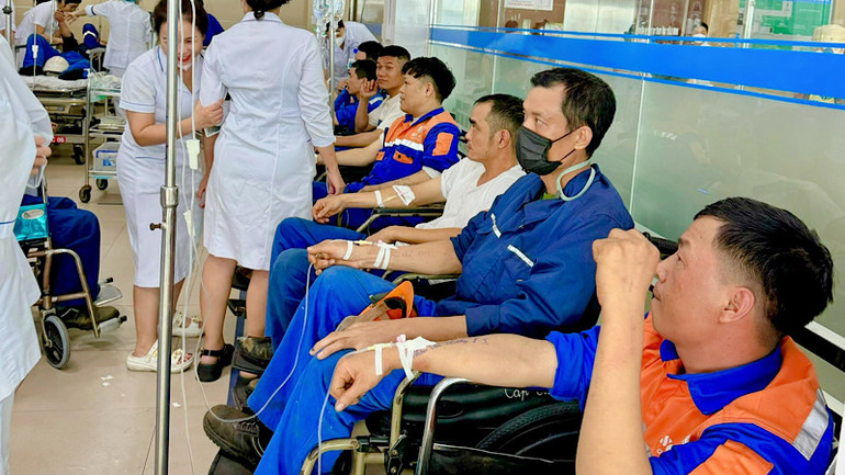 Các công nhân Công ty cổ phần đóng tàu Sông Cấm đang điều trị tại các cơ sở y tế. Các công nhân Công ty cổ phần đóng tàu Sông Cấm đang điều trị tại các cơ sở y tế.