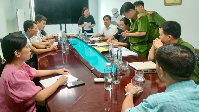 Các cơ quan chức năng thành phố Hải Phòng đã vào cuộc để làm rõ nguyên nhân vụ việc. Các cơ quan chức năng thành phố Hải Phòng đã vào cuộc để làm rõ nguyên nhân vụ việc.