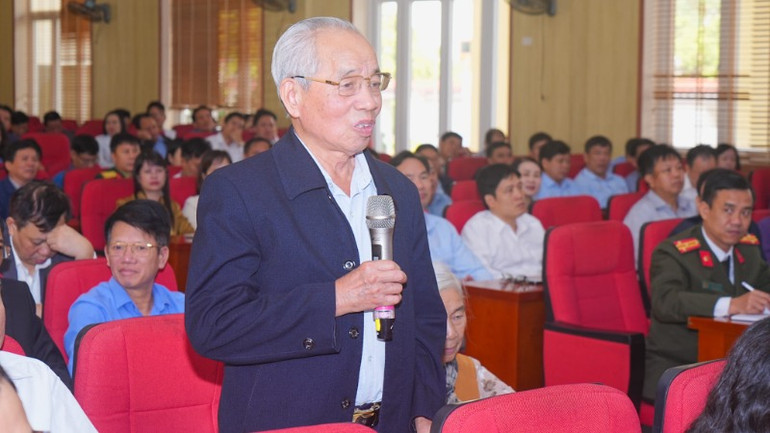 Cử tri huyện Tiên Lãng phát biểu ý kiến.