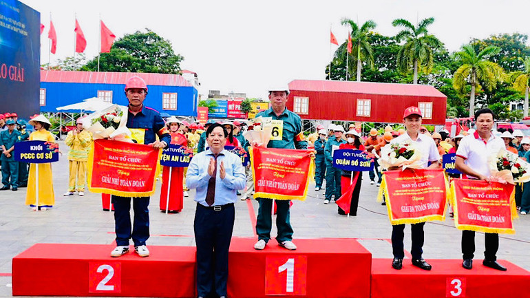 Ban tổ chức trao giải tặng các đội tuyển xuất sắc.