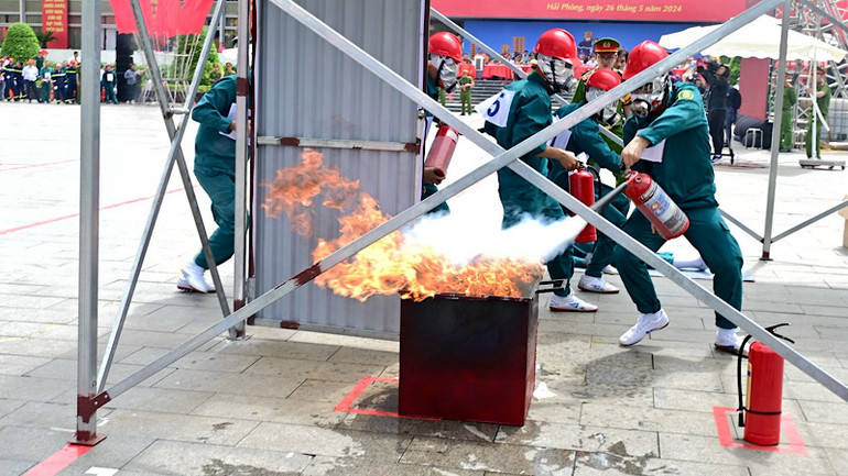 Các đội tham gia phần thi thực hành chữa cháy.