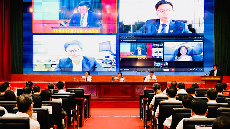 Các trí thức trao đổi tại đối thoại.