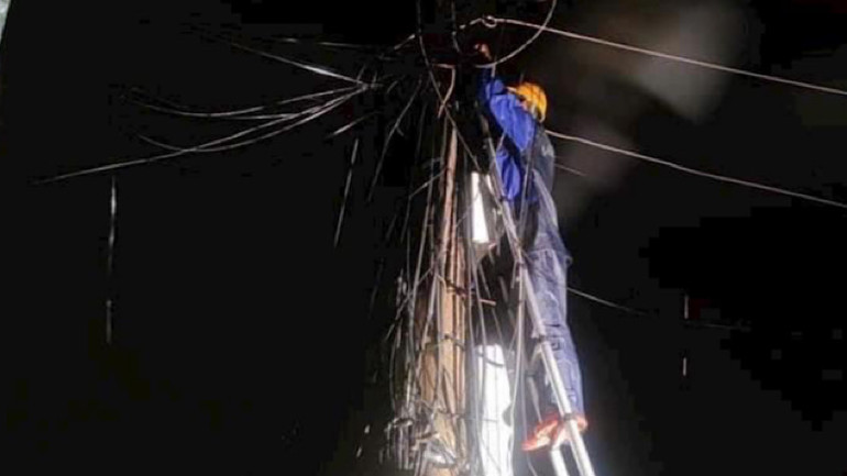 Sửa chữa, khôi phục mạng viễn thông cả trong đêm tối.