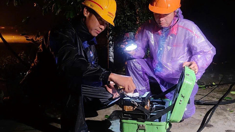 Các doanh nghiệp viễn thông cử cán bộ kỹ thuật làm xuyên đêm để khôi phục hệ thống thông tin liên lạc.