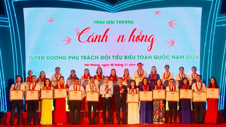 Trao Bằng khen tặng các phụ trách Đội tiêu biểu toàn quốc.