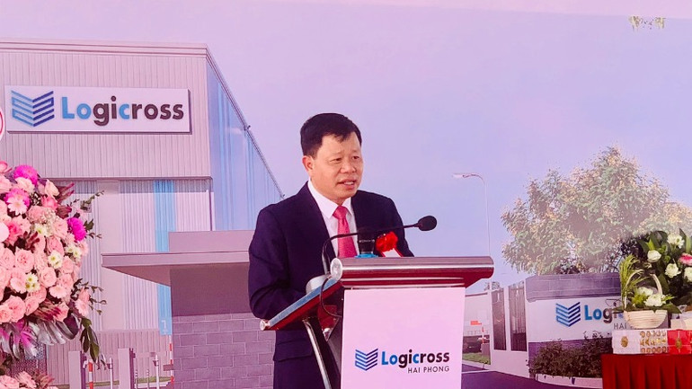 Trưởng Ban Quản lý Khu Kinh tế Hải Phòng Lê Trung Kiên phát biểu tại lễ động thổ. Trưởng Ban Quản lý Khu Kinh tế Hải Phòng Lê Trung Kiên phát biểu tại lễ động thổ.