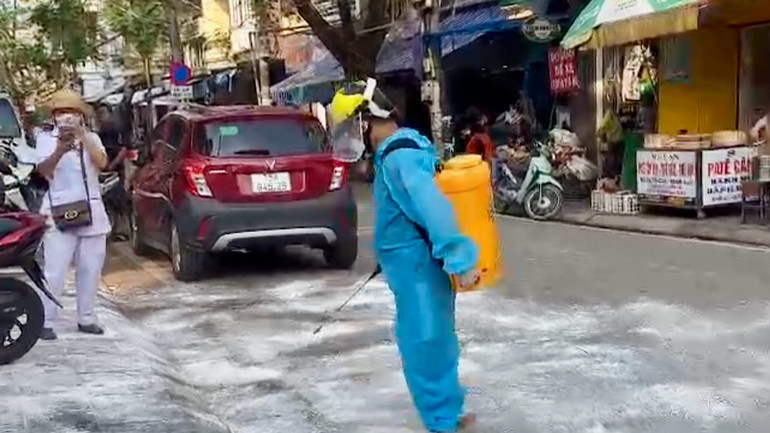 Quận Lê Chân tổ chức phun thuốc khử khuẩn tại các khu vực trọng điểm có nguy cơ phát sinh dịch bệnh.