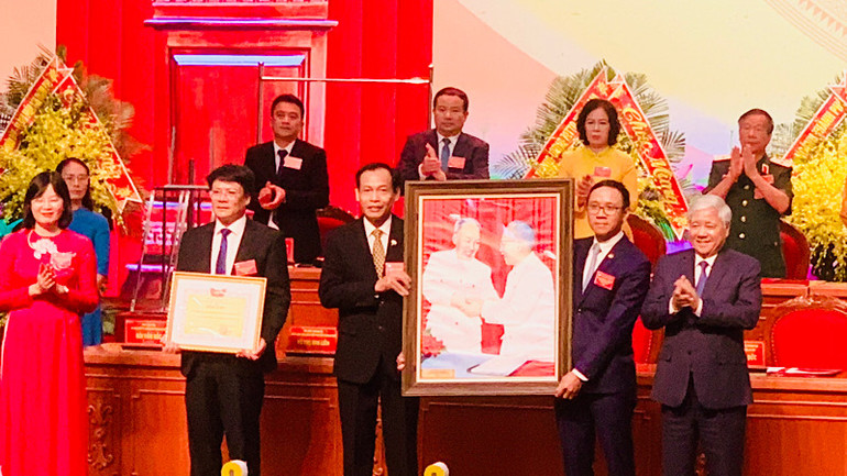 Đồng chí Đỗ Văn Chiến trao Bằng khen tặng Mặt trận Tổ quốc Việt Nam thành phố Hải Phòng và trao ảnh lưu niệm tặng Đại hội.