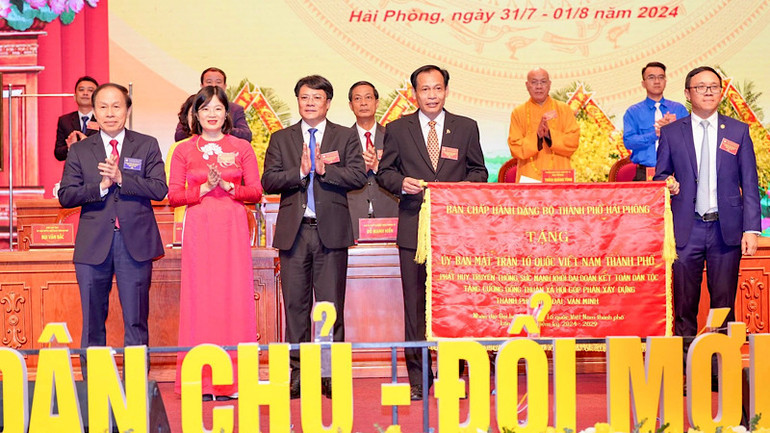 Ủy viên Trung ương Đảng, Bí thư Thành ủy Hải Phòng Lê Tiến Châu trao bức trướng của Thành ủy Hải Phòng tặng Ủy ban Mặt trận Tổ quốc thành phố.