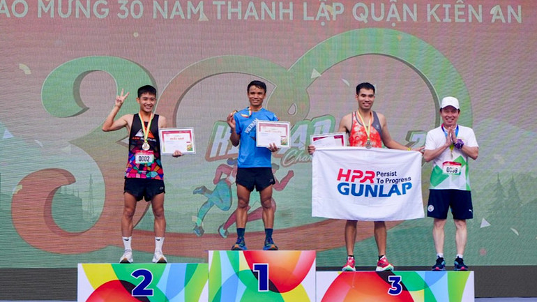 Lãnh đạo Thành ủy Hải Phòng trao giải Nhất, Nhì, Ba tặng các nam vận động viên thắng cuộc trong cự ly 10.000m Lãnh đạo Thành ủy Hải Phòng trao giải Nhất, Nhì, Ba tặng các nam vận động viên thắng cuộc trong cự ly 10.000m