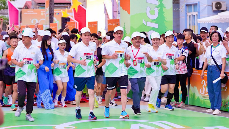 Lãnh đạo thành phố Hải Phòng và quận Kiến An tham gia chạy cùng các vận động viên. Lãnh đạo thành phố Hải Phòng và quận Kiến An tham gia chạy cùng các vận động viên.