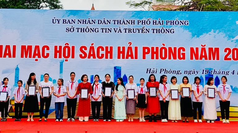 Ban Tổ chức trao giải cuộc thi kể chuyện theo sách với chủ đề "Sách và khát vọng tương lai".