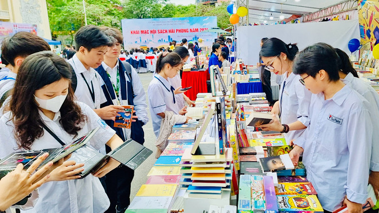 Các em học sinh hào hứng với các gian trưng bày, giới thiệu sách tại Hội Sách 2024.