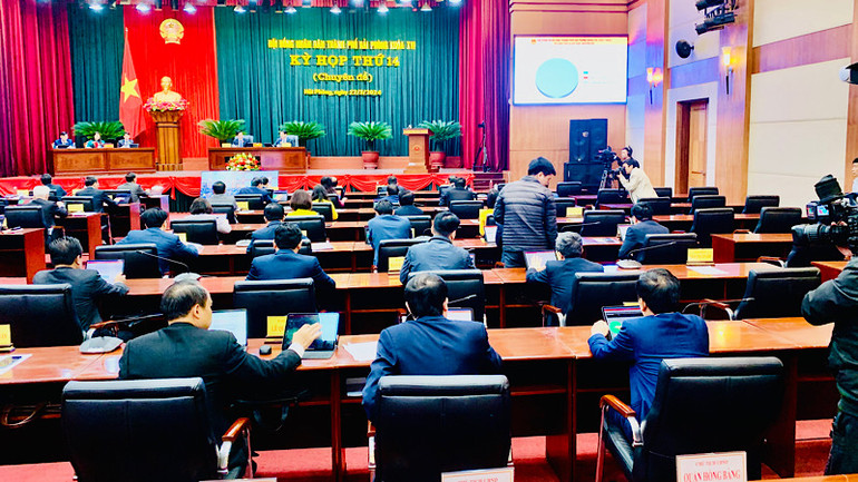 Các đại biểu nhấn nút biểu quyết thông qua các nghị quyết.