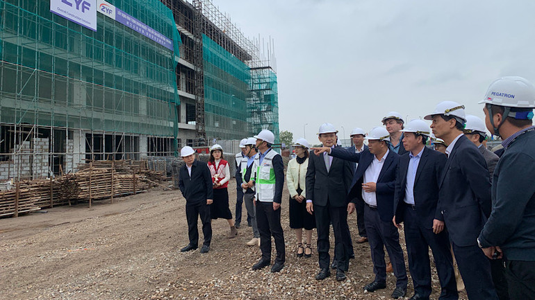 Bí thư Thành ủy Hải Phòng và đoàn công tác thị sát công trường xây dựng nhà ở công nhân.