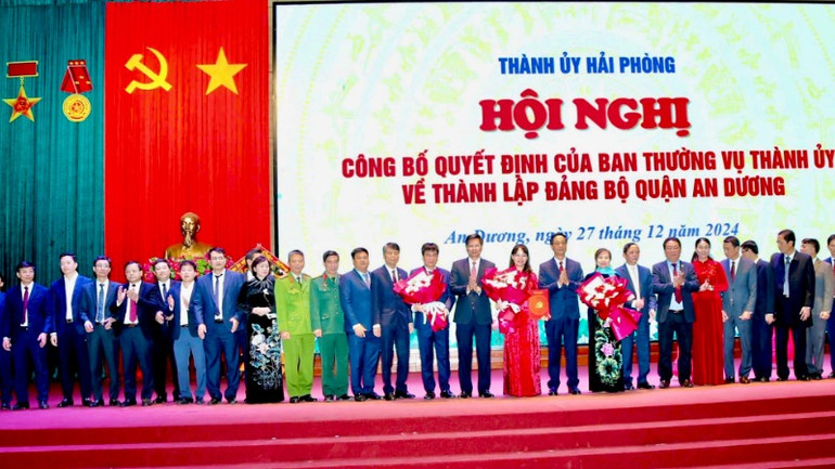 Lãnh đạo Thành ủy Hải Phòng trao Quyết định và chúc mừng Đảng bộ quận An Dương.