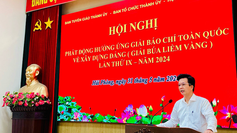 Đại diện lãnh đạo Ban Tổ chức Thành ủy Hải Phòng giới thiệu về kết quả công tác xây dựng Đảng trên địa bàn thành phố.