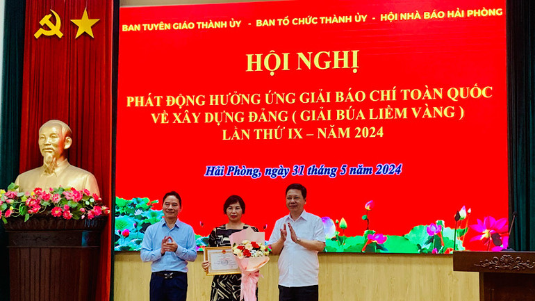 Hội Nhà báo thành phố biểu dương, khen thưởng hội viên đoạt giải Búa liềm vàng năm 2023.