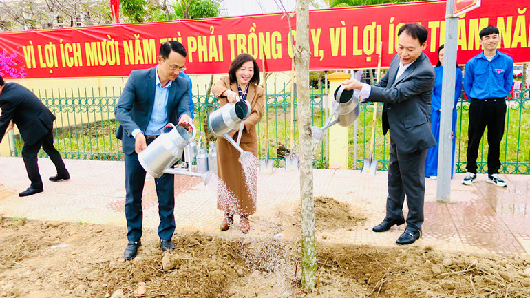 Trồng cây tại huyện Kiến Thụy. (Ảnh: Cổng TTĐT Hải Phòng)