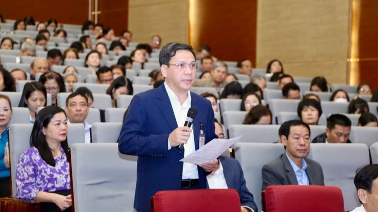 Cử tri quận Ngô Quyền phát biểu ý kiến tại tiếp xúc.