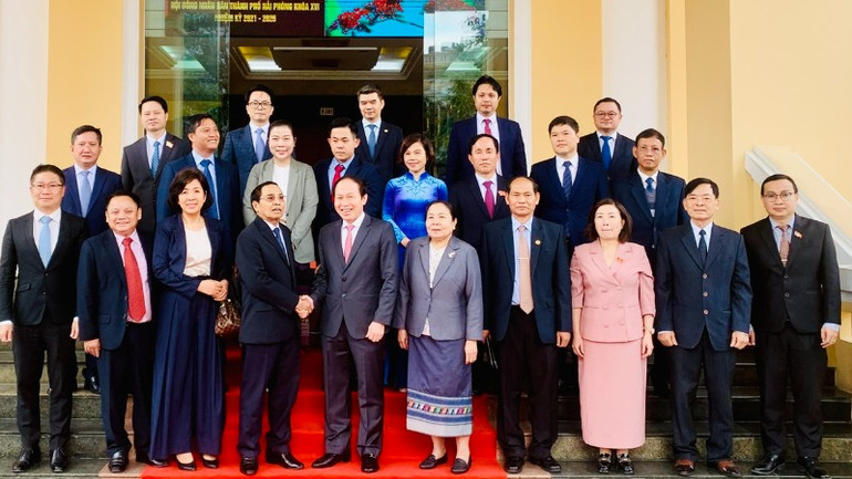 Các đại biểu chụp ảnh lưu niệm tại thành phố Hải Phòng.