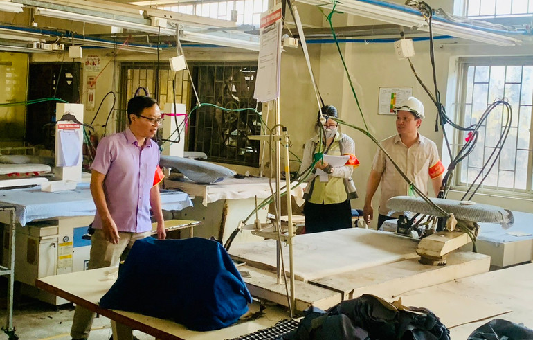 Kiểm đếm máy móc, thiết bị trong nhà xưởng.