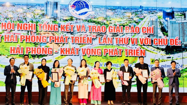 Ban tổ chức trao 10 giải Khuyến khích.