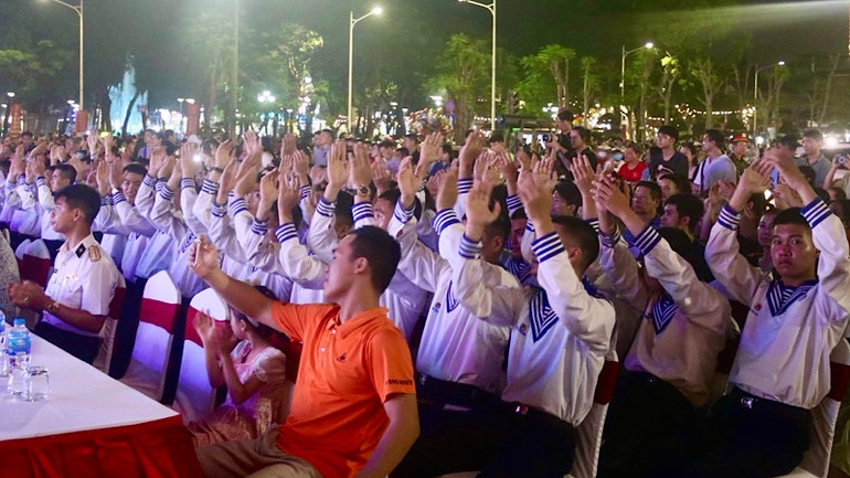 Chương trình thu hút đông đảo các chiến sĩ lực lượng vũ trang, nhân dân và du khách thưởng thức.