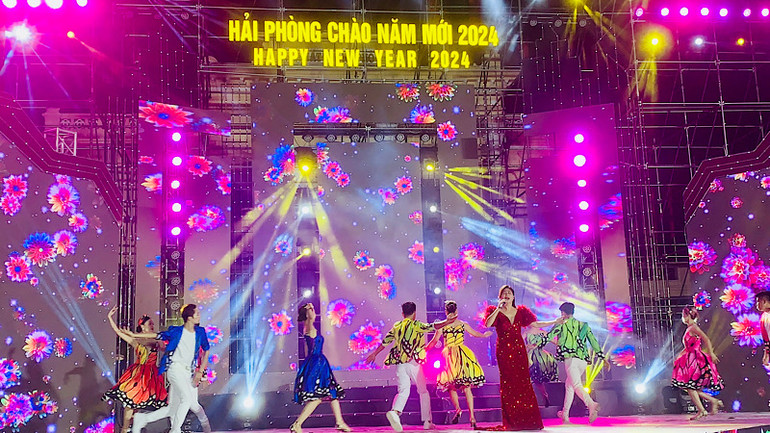 Chương trình nghệ thuật sôi động chào đón năm 2024. Chương trình nghệ thuật sôi động chào đón năm 2024.