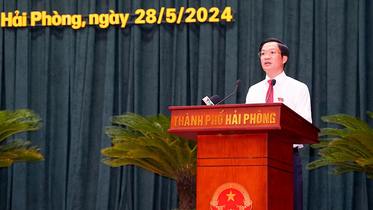 Chủ tịch Hội đồng nhân dân thành phố Hải Phòng Phạm Văn Lập phát biểu tại kỳ họp.