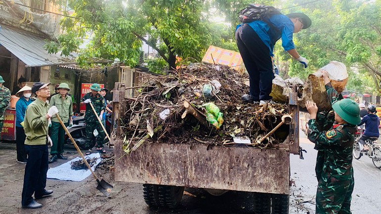 Lực lượng vũ trang, thanh niên xung kích tích cực trong thu dọn cây xanh gãy đổ, rác thải phát sinh do bão.