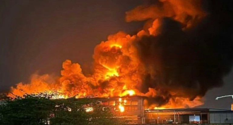 Do khu nhà xưởng chứa nhiều hàng hóa, vật tư, nguyên liệu dễ cháy nên ngọn lửa bốc cao và tỏa nhiều khói độc.