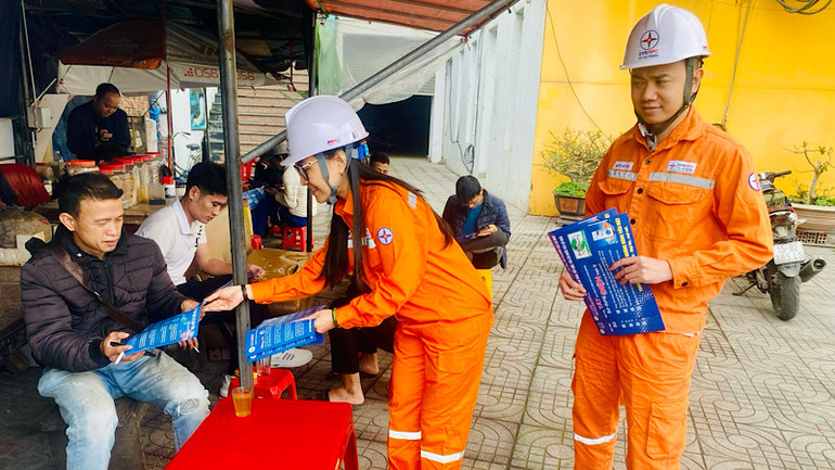 Hướng dẫn và vận động người dân sử dụng điện an toàn.