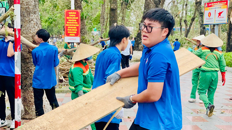 Đoàn viên thanh niên tham gia thu gom cành cây và rác thải phát sinh do bão tại khu vực trung tâm thành phố Hải Phòng.