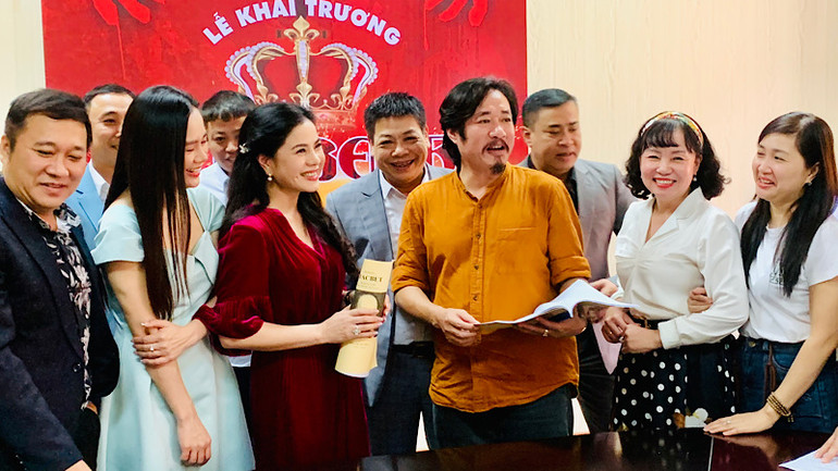 Giám đốc Sở Văn hóa và Thể thao Hải Phòng Trần Thị Hoàng Mai cùng đạo diễn Bùi Như Lai trao đổi cùng ê-kíp sáng tạo về vở diễn. Giám đốc Sở Văn hóa và Thể thao Hải Phòng Trần Thị Hoàng Mai cùng đạo diễn Bùi Như Lai trao đổi cùng ê-kíp sáng tạo về vở diễn.