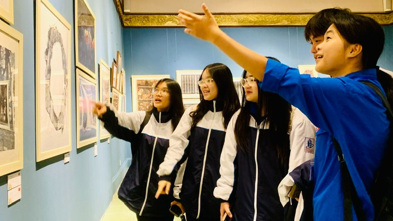 Các em học sinh thành phố Cảng cũng hào hứng với tranh đồ họa.