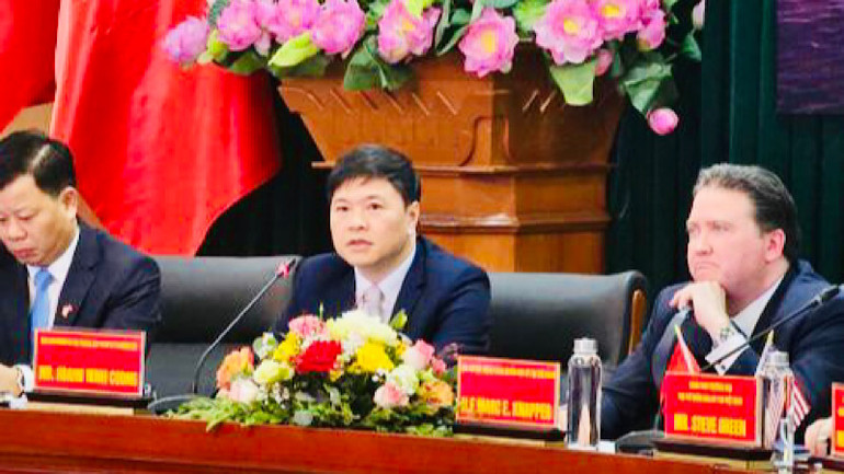 Phó Chủ tịch Ủy ban nhân dân thành phố Hải Phòng Hoàng Minh Cường trao đổi tại hội thảo.